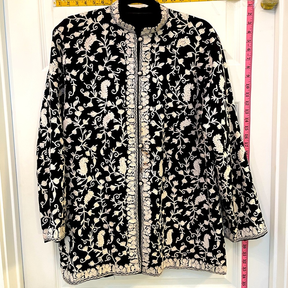 Embroidery long jacket back/white.